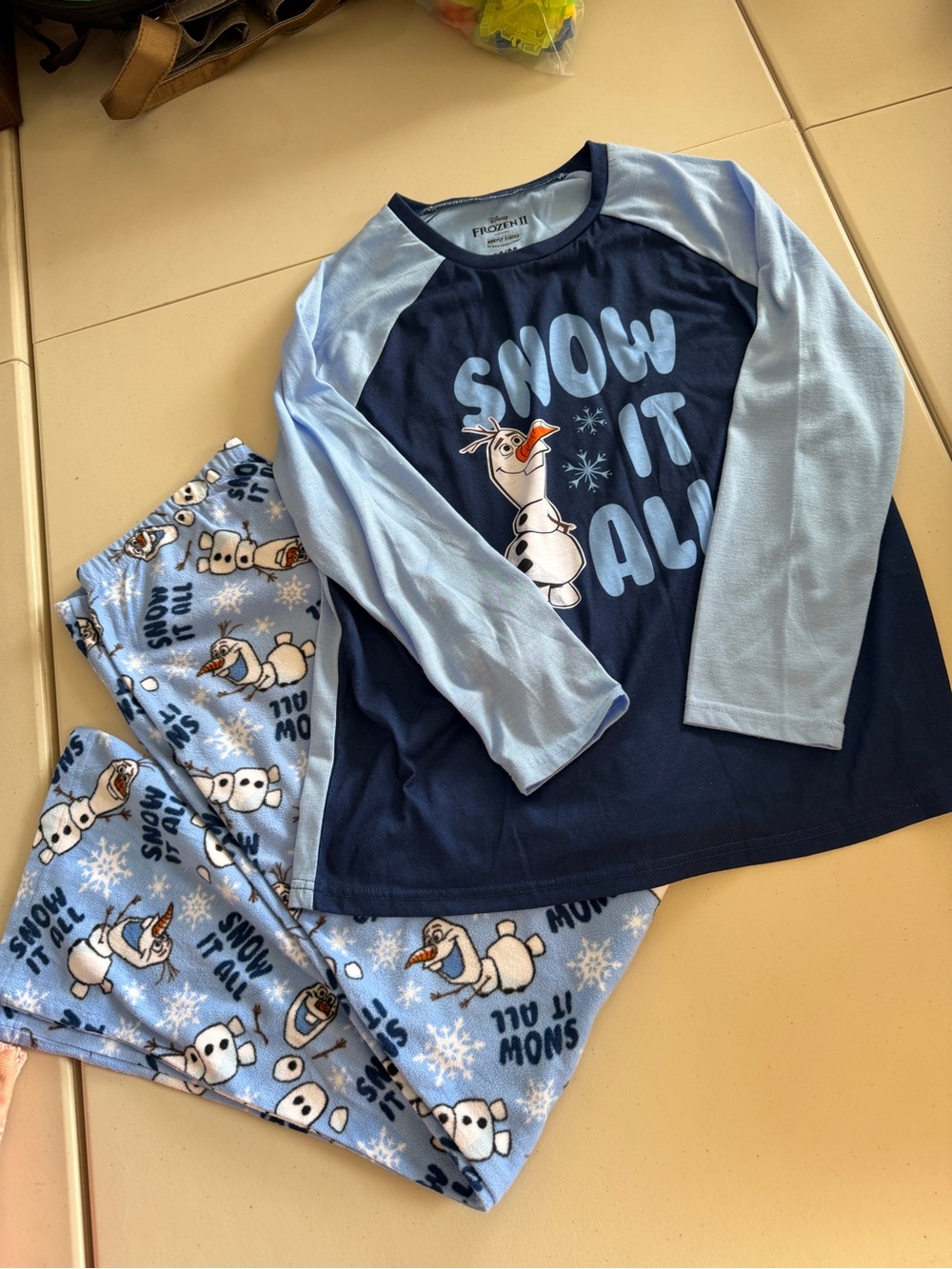 Women’s Frozen 2 pajamas a med NWOT